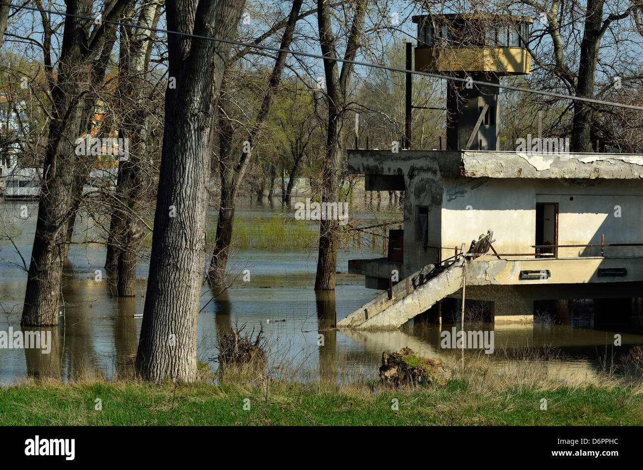 Le inondazioni del fiume Tisza a Szeged Ungheria Paesi CEE gli alberi ed edifici in flusso di acqua di inondazione Foto Stock