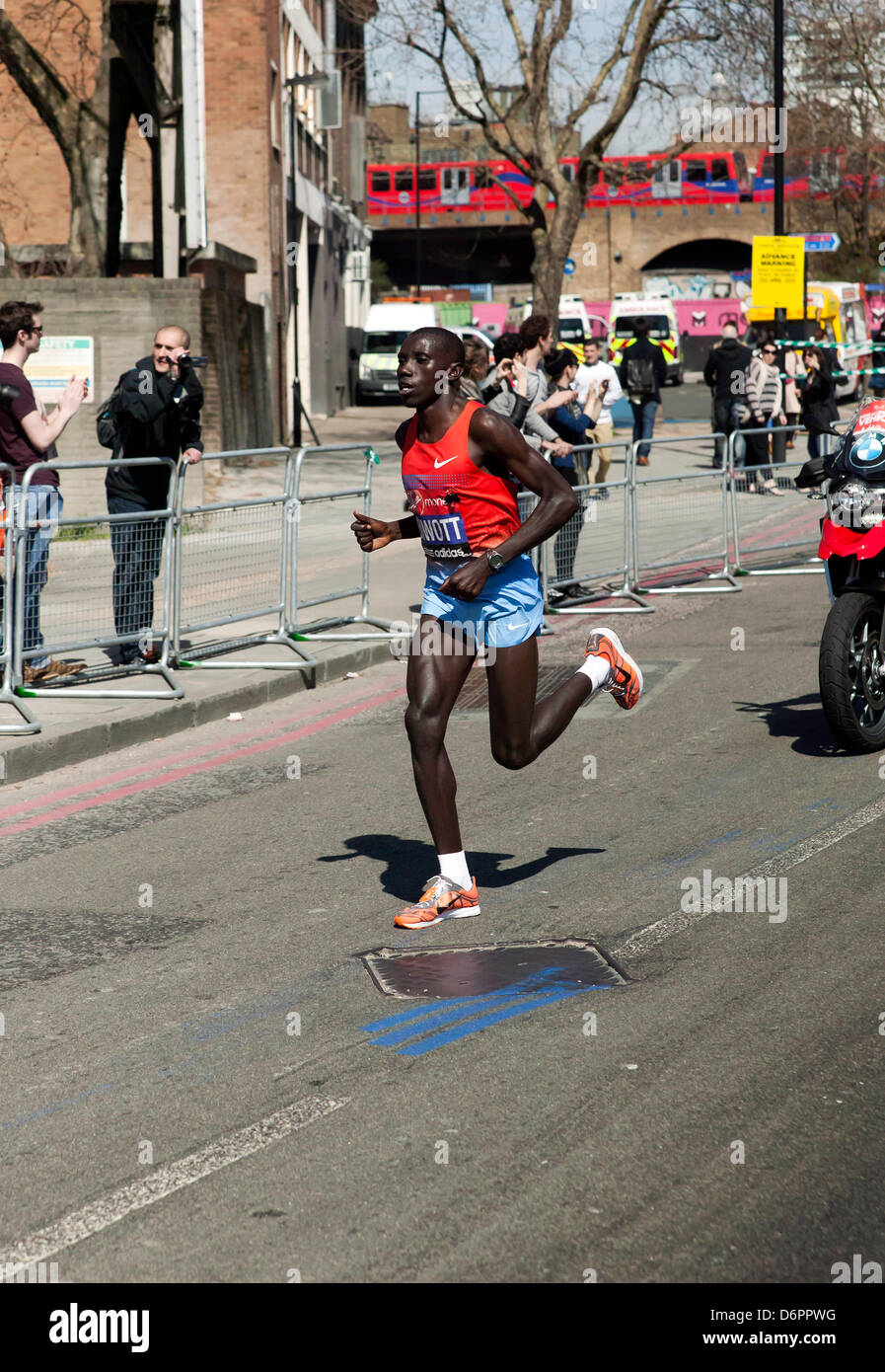 Stanley Biwott in lizza per il Kenya, nel 2013 Maratona di Londra. Foto Stock