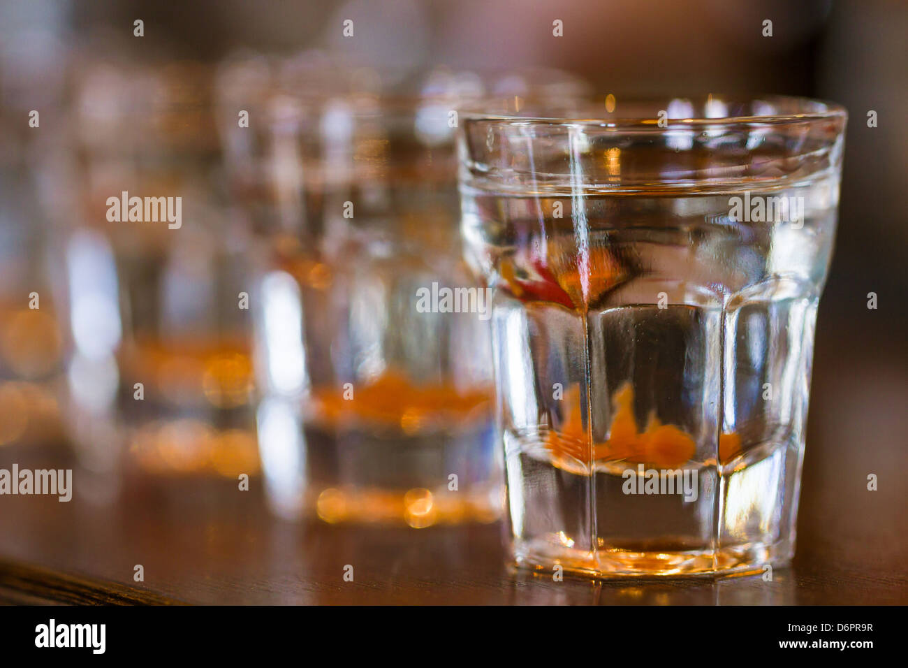 Barman effettuare scatti alcolica in discoteca Foto Stock