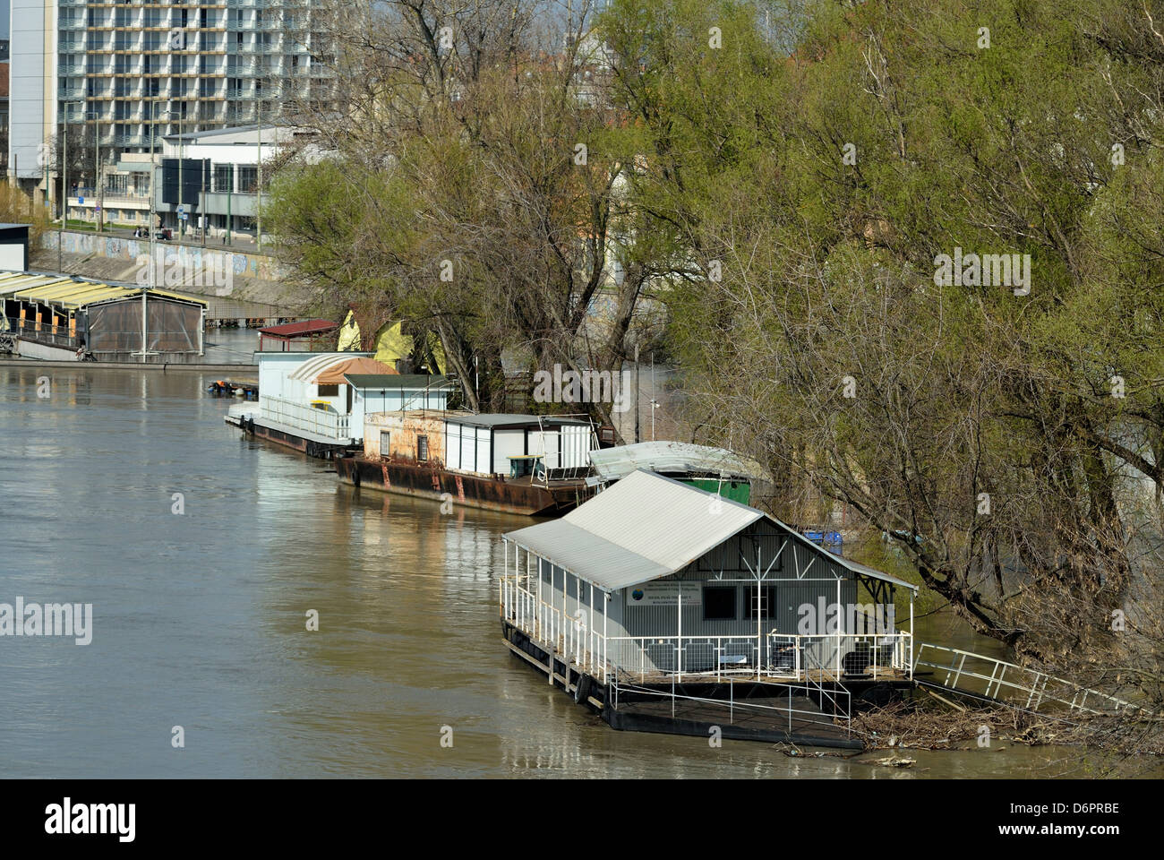 Le inondazioni del fiume Tisza a Szeged Ungheria Paesi CEE case battello Foto Stock