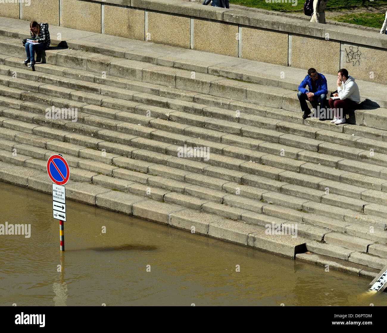 Cartello stradale sommersa dall acqua di inondazione fiume Tisza Szeged Ungheria Europa primavera 2013 Foto Stock
