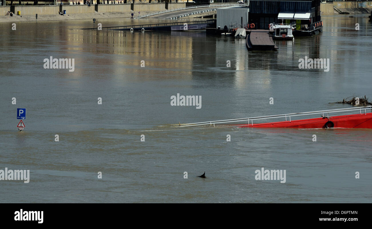 Cartello stradale sommersa dall acqua di inondazione fiume Tisza Szeged Ungheria Europa primavera 2013 Foto Stock