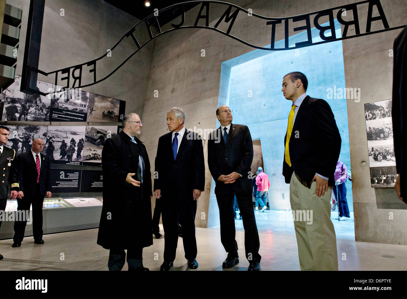 Il Segretario alla difesa degli Stati Uniti Chuck Hagel vedute di una mostra con il ministro israeliano della difesa Moshe Ya'alon e dottore Robert Ozzett, Direttore di biblioteche, durante una visita al Memoriale dell Olocausto Yad Vashem Aprile 21, 2013 a Gerusalemme, Israele. Hagel è in Israele su sei giorni di viaggio in Medio oriente. Foto Stock