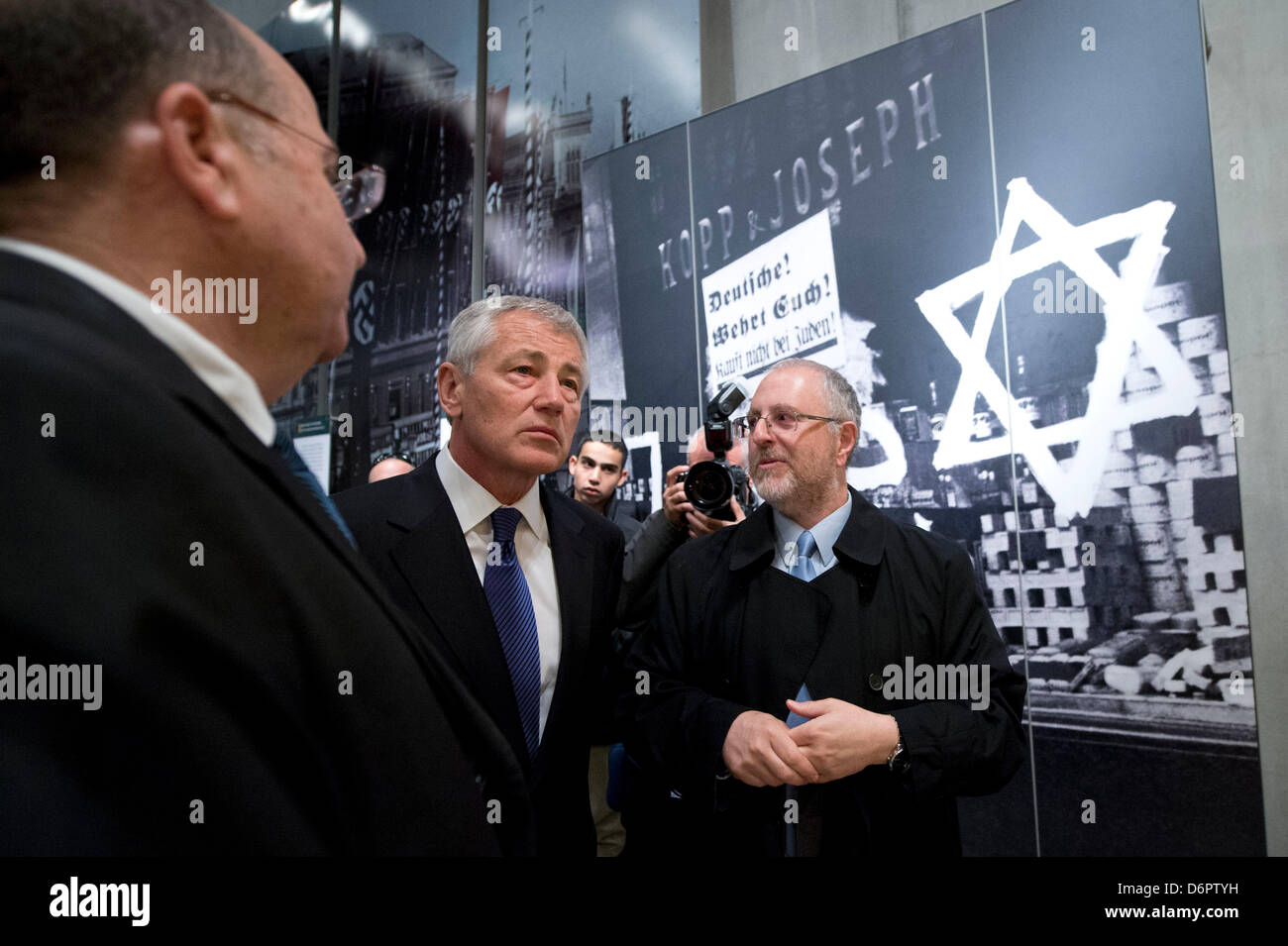 Il Segretario alla difesa degli Stati Uniti Chuck Hagel vedute di una mostra con il ministro israeliano della difesa Moshe Ya'alon e dottore Robert Ozzett, Direttore di biblioteche, durante una visita al Memoriale dell Olocausto Yad Vashem Aprile 21, 2013 a Gerusalemme, Israele. Hagel è in Israele su sei giorni di viaggio in Medio oriente. Foto Stock