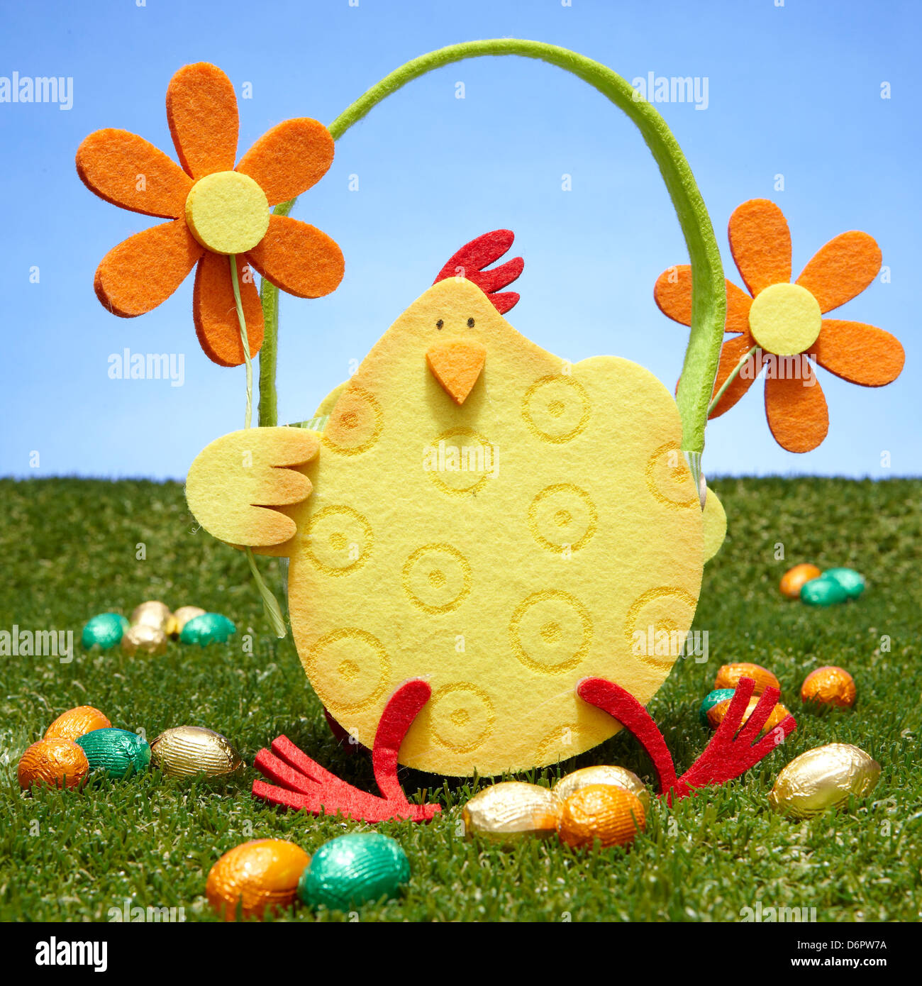 Uovo di Pasqua Caccia al cestello di pollo Foto Stock