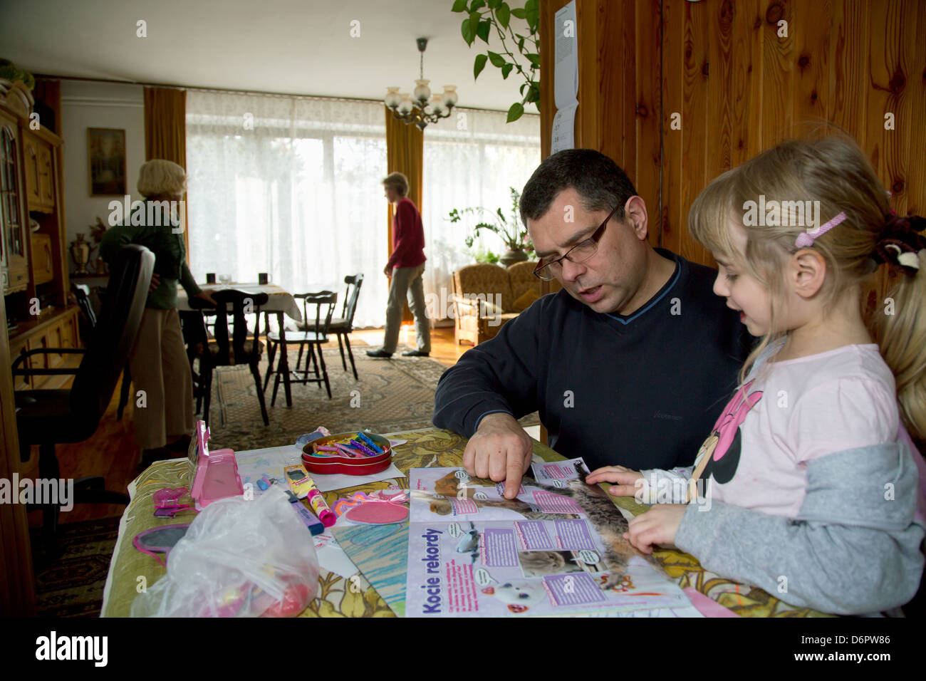 Wroclaw, Polonia, un padre spiega a sua figlia il contenuto di una rivista Foto Stock