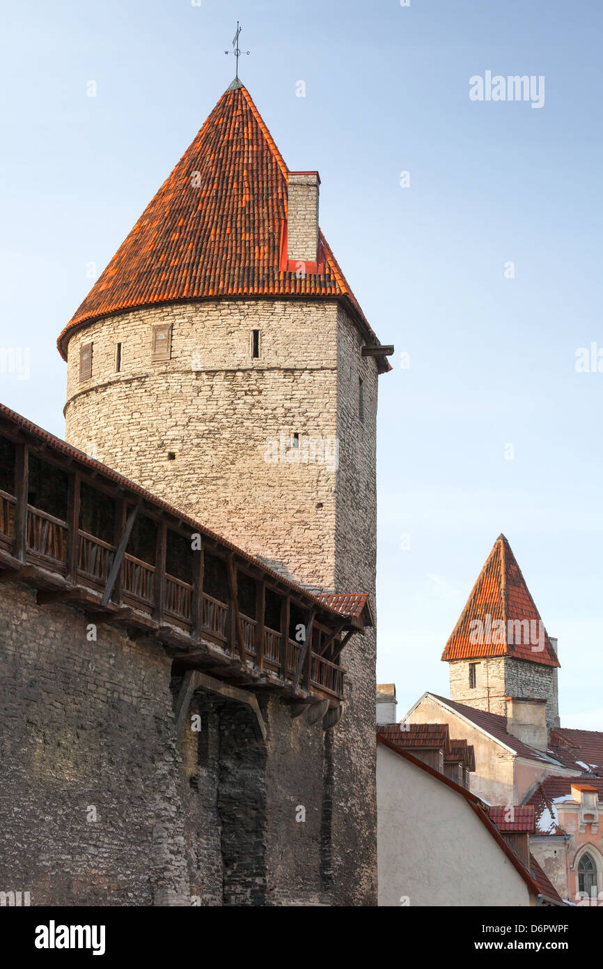 Antica torre in pietra. Fortezza medievale nella vecchia di Tallinn, Estonia Foto Stock