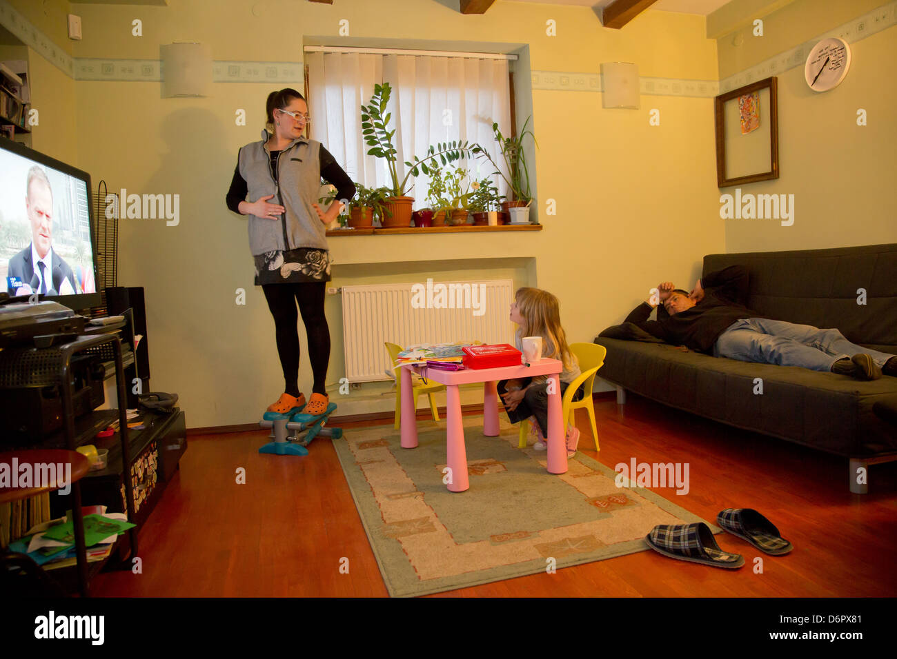 Wroclaw, Polonia, una famiglia mentre si guarda il TV per eseguire la news Foto Stock