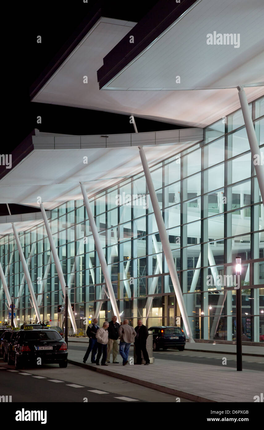 Wroclaw, Polonia, il popolo presso il nuovo terminal dell'aeroporto di Copernico Wroclaw di notte Foto Stock