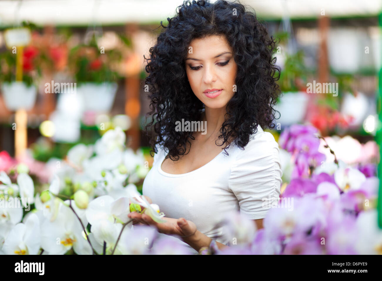 Ritratto di una donna shopping in una serra Foto Stock