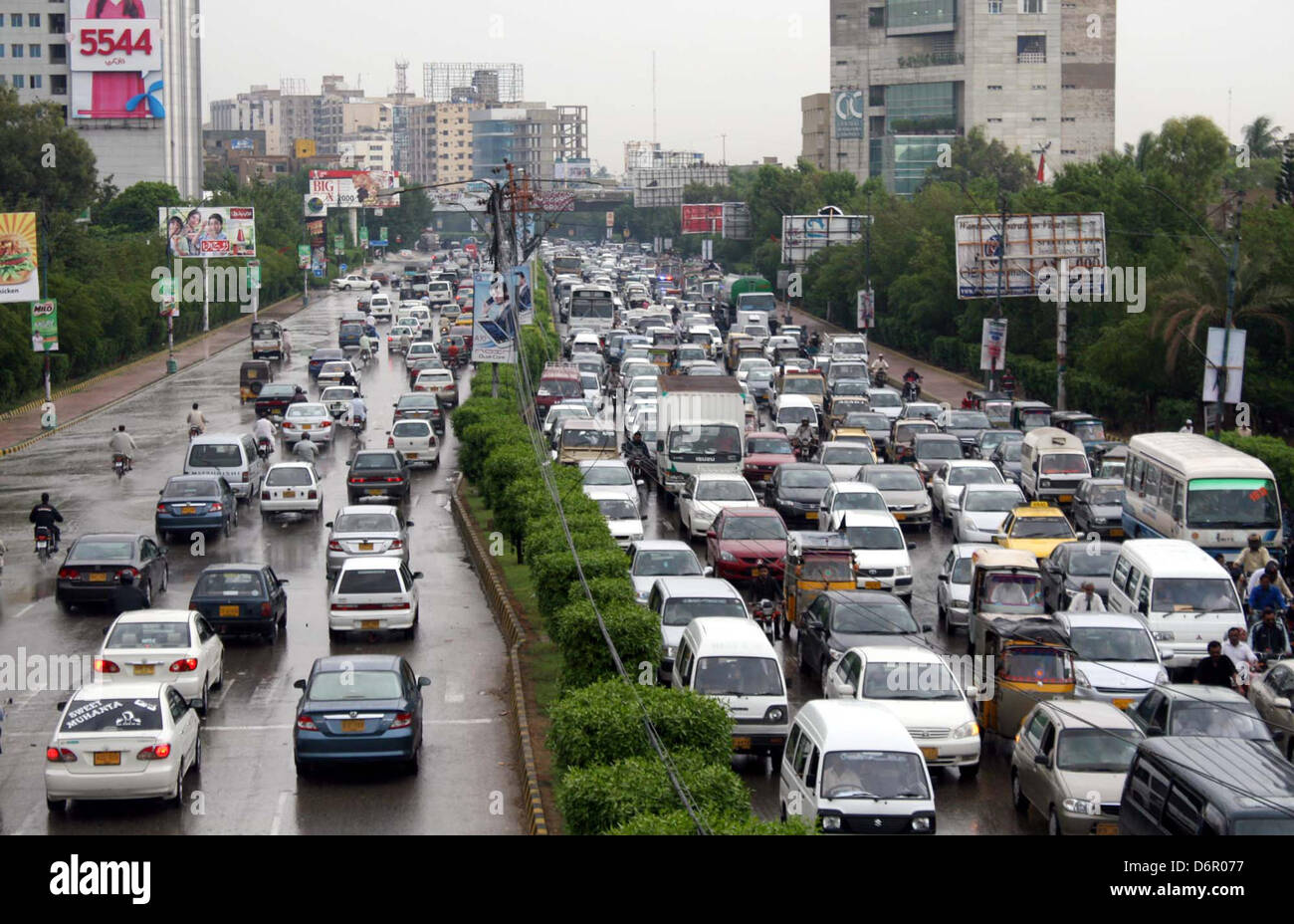 Un gran numero di veicoli bloccati nel traffico durante la pioggia pesante della stagione primaverile, a Shahrah-e-Faisal road a Karachi il lunedì, 22 aprile 2013 Foto Stock