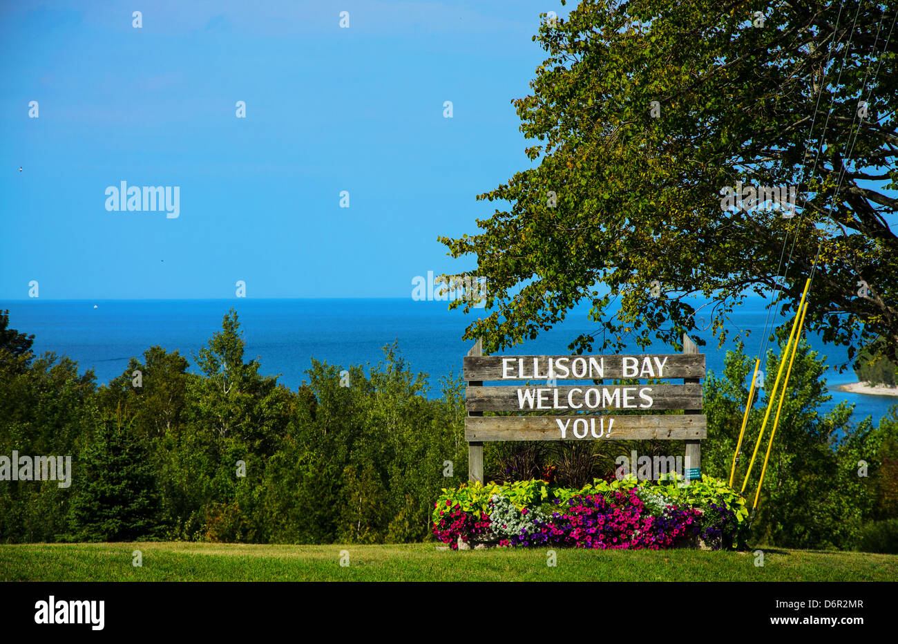 Segno di benvenuto per la porta capoluogo di contea di Ellison Bay, Wisconsin situato sulle acque della Baia Verde. Foto Stock