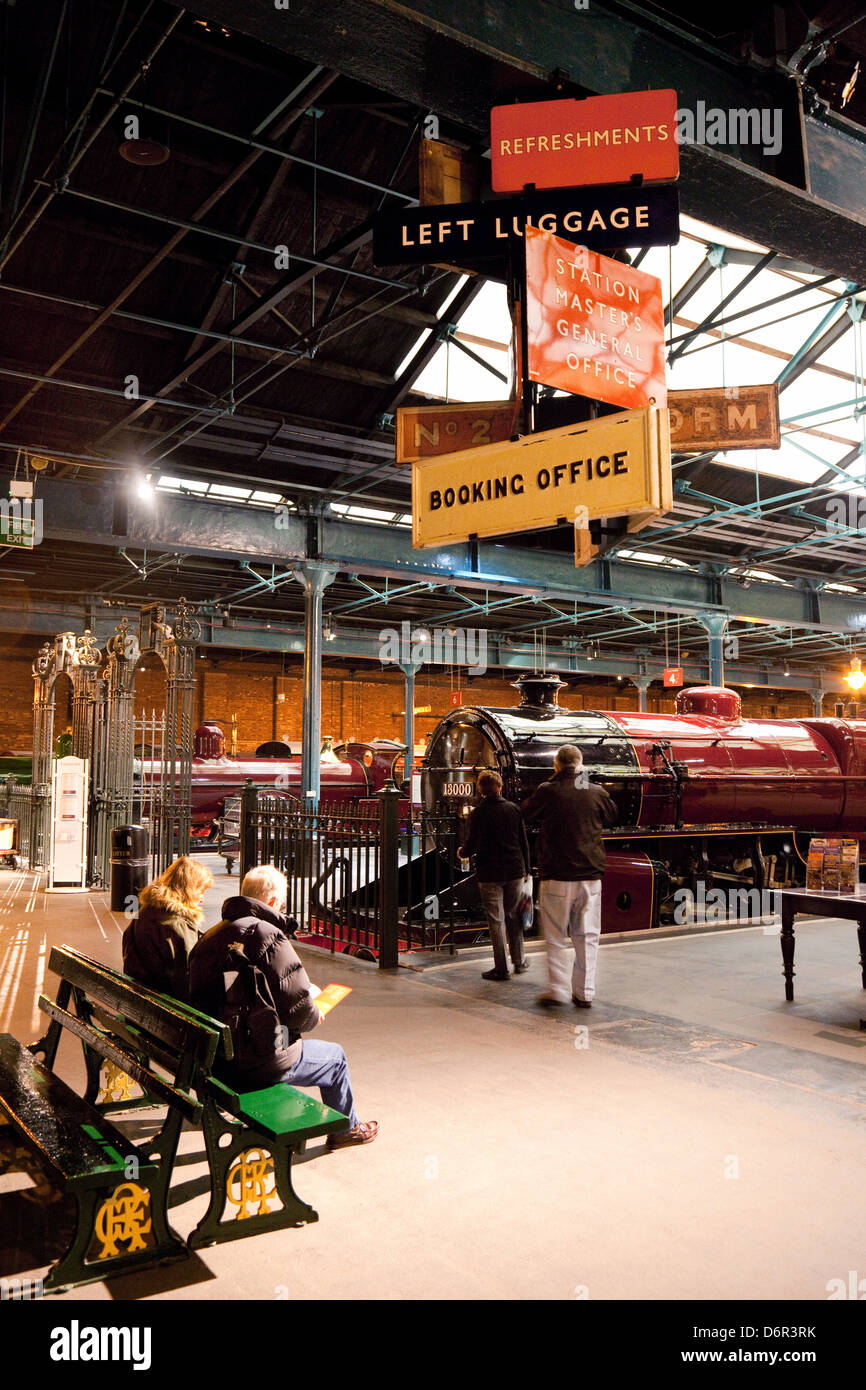 I visitatori e i treni nella National Railway Museum, York, Regno Unito Foto Stock