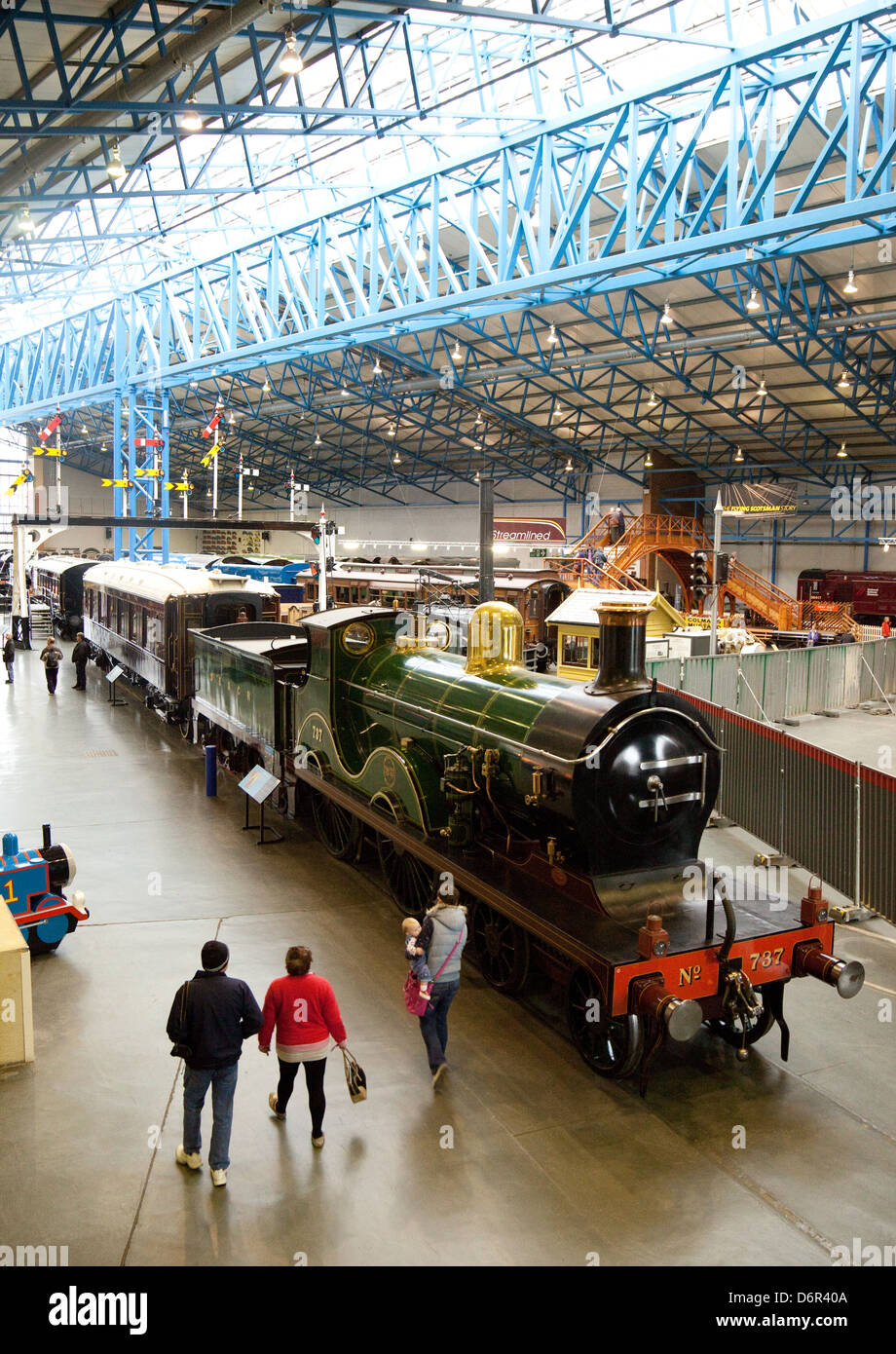 Le persone in cerca di un motore a vapore nella National Railway Museum, York, Regno Unito Foto Stock