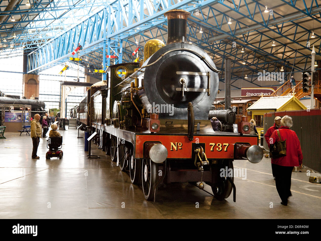Museo Nazionale Ferroviario York, UK, persone in cerca di un motore a vapore; York, Yorkshire England Regno Unito Foto Stock