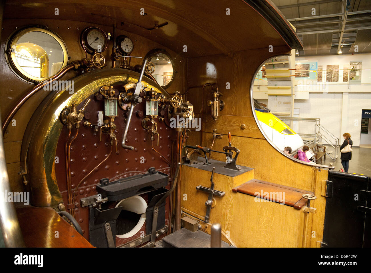 Vecchio motore a vapore di driver posizione in una locomotiva; National Railway Museum York Regno Unito Foto Stock