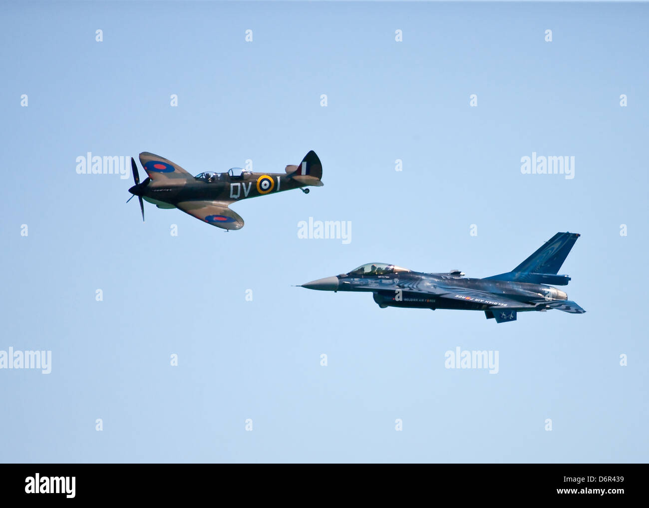 Spitfire TP3 e Belgio AF F16 flypast Foto Stock