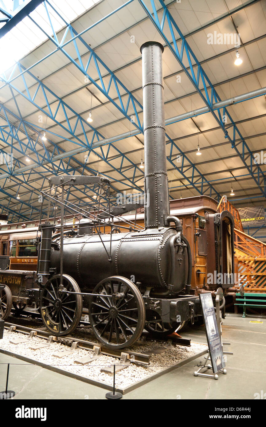 Stephenson's Rocket motore a vapore, il museo nazionale delle ferrovie, York, Yorkshire Regno Unito Foto Stock