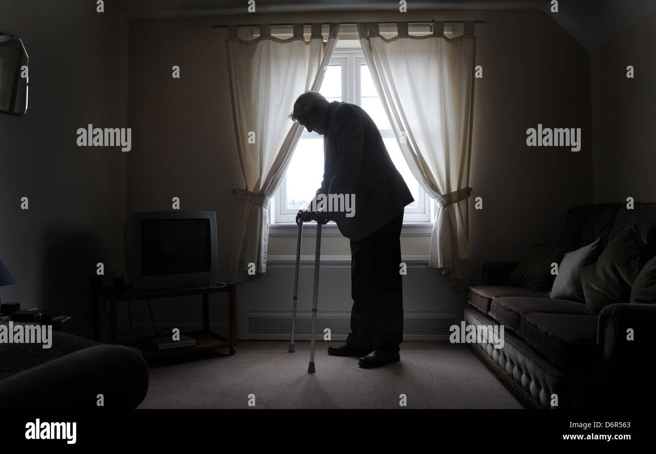 Uomo anziano con BASTONI DA PASSEGGIO RE LONELY DEPRESSIONE VECCHIAIA SENIORES CAREHOME cura malati Prestazioni sociali disabilità infermieristica Foto Stock