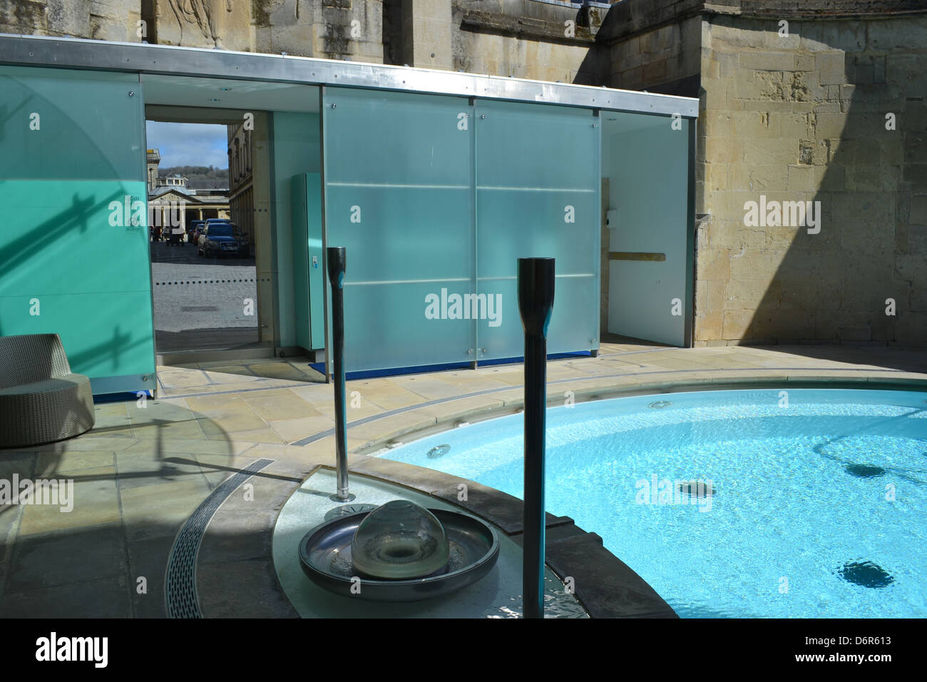 La croce bagno è uno spazio privato a Bath spa pubblica, le Thermae Bath Spa. I visitatori possono galleggiare in un privato, minerale calda primavera. Foto Stock