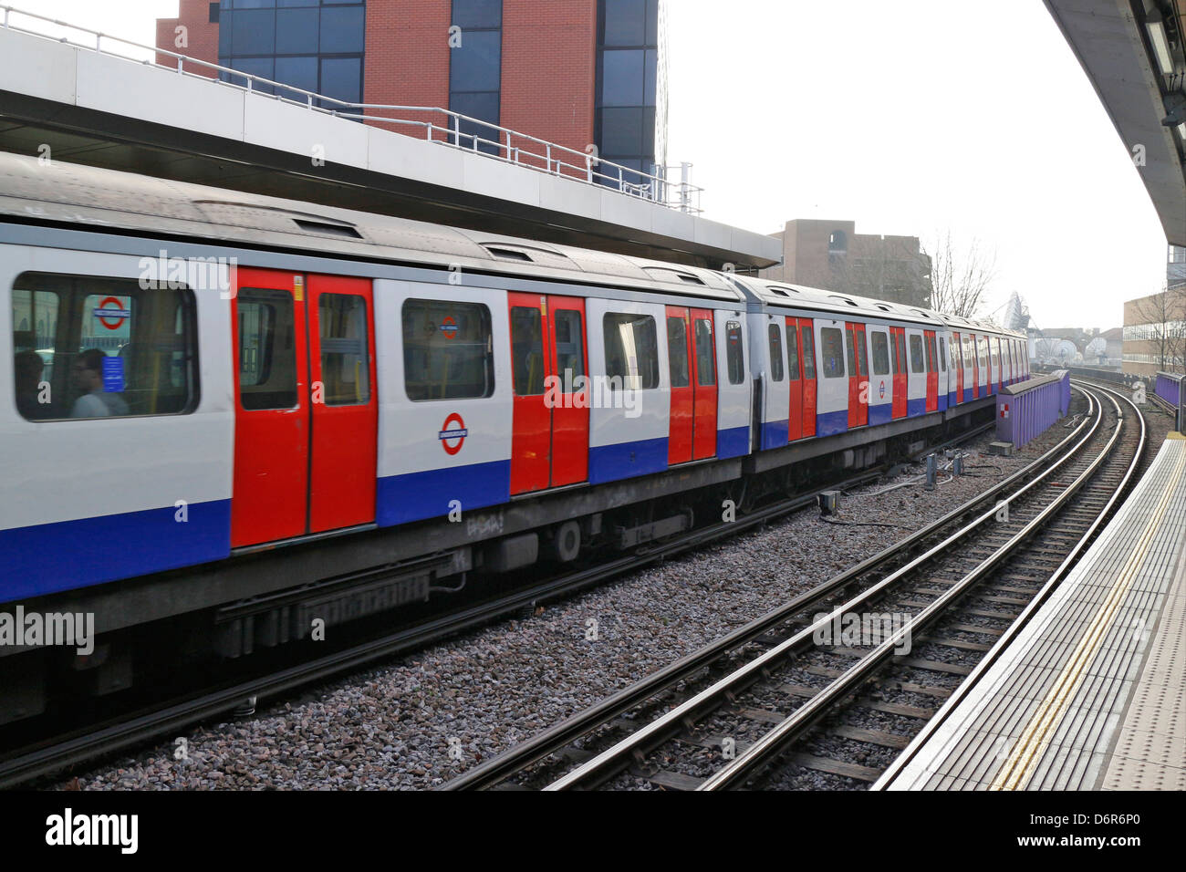 Tubo di Londra. rosso bianco-blu di carrozze ferroviarie trasporti di Londra Overground Foto Stock