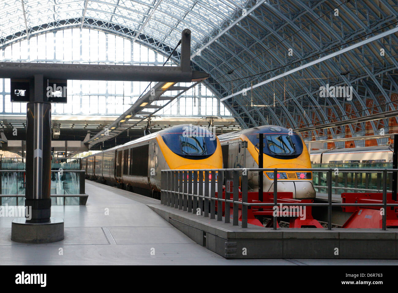 I treni in attesa di partenza alla stazione ferroviaria internazionale di St Pancras Stazione ferroviaria London UK 130802 St Pancras Foto Stock