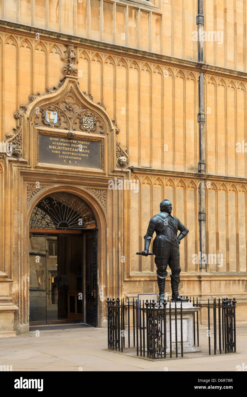 Conte di Pembroke statua in biblioteca Bodleian vecchie scuole del quadrangolo con iscrizione latina sopra porta a Oxford Inghilterra Regno Unito Foto Stock