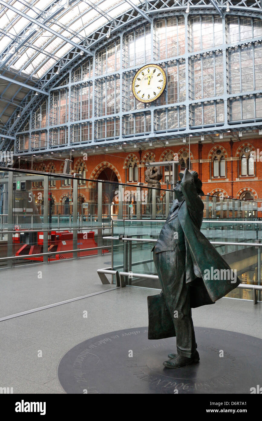 Statua di Sir John Betjeman alla stazione ferroviaria internazionale di St Pancras Stazione ferroviaria London UK 130805 St Pancras Foto Stock