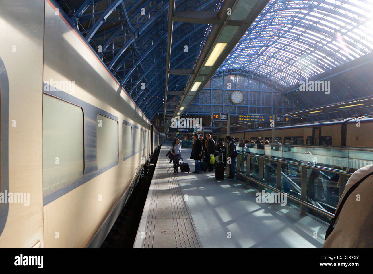 I treni Eurostar in attesa della partenza alla stazione ferroviaria internazionale di St Pancras Stazione ferroviaria Eurostar terminal Londra UK 130812 St Pancras Foto Stock