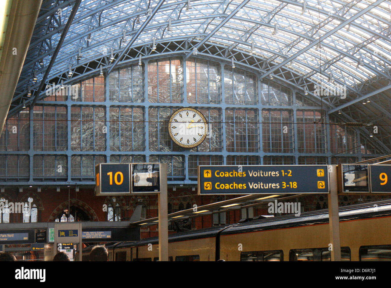 Vittoriano tetto di vetro e il clock principale st St Pancras International Stazione ferroviaria London UK 130815 St Pancras Foto Stock