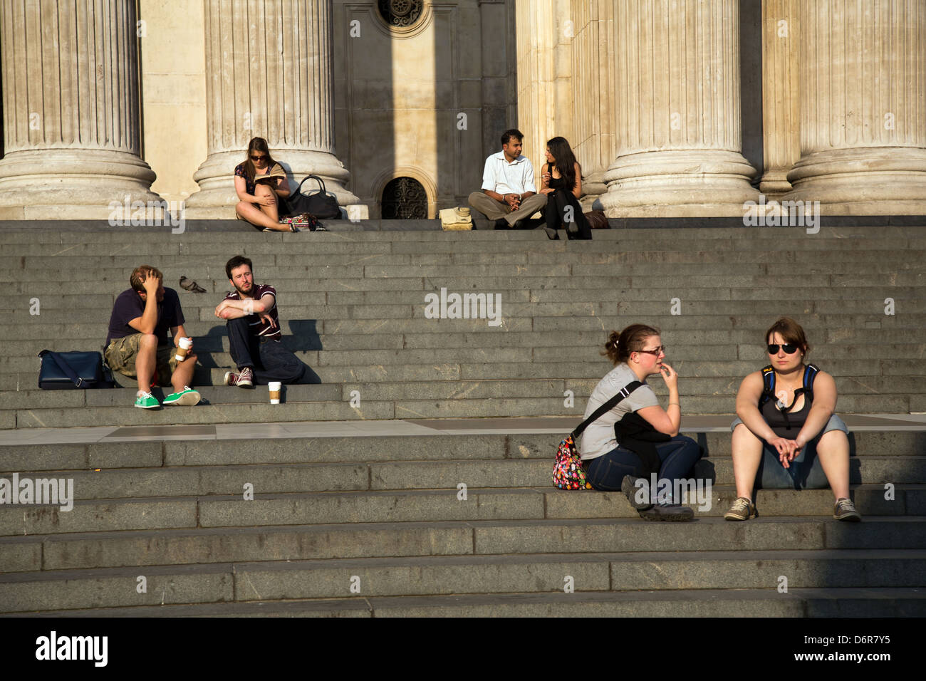 Londra, Regno Unito, persone sulla scalinata della Cattedrale di San Paolo Foto Stock