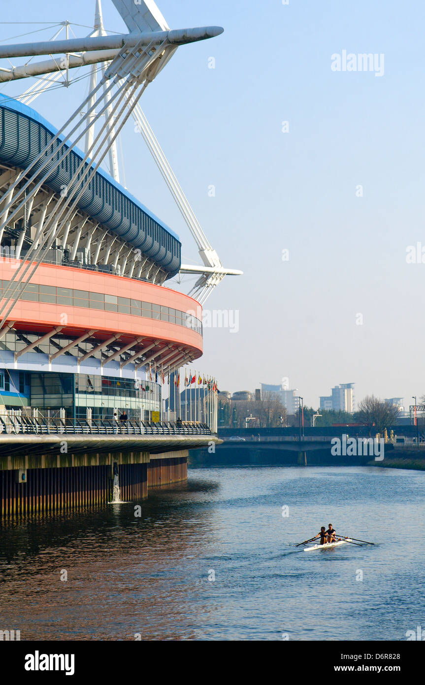 Millenium Stadium e il fiume Taff, Cardiff,Glamorgan, Wales, Regno Unito. Foto Stock