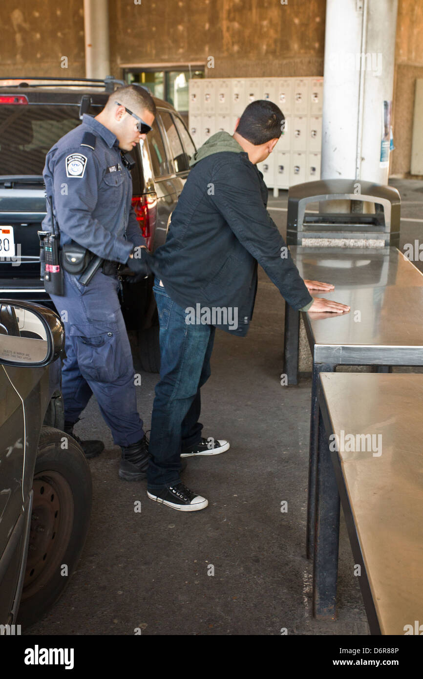 Un US Customs and Border Patrol officer cerca un cittadino messicano per il contrabbando al San Ysidro Border Crossing Febbraio 17, 2012 a San Diego, CA. Foto Stock