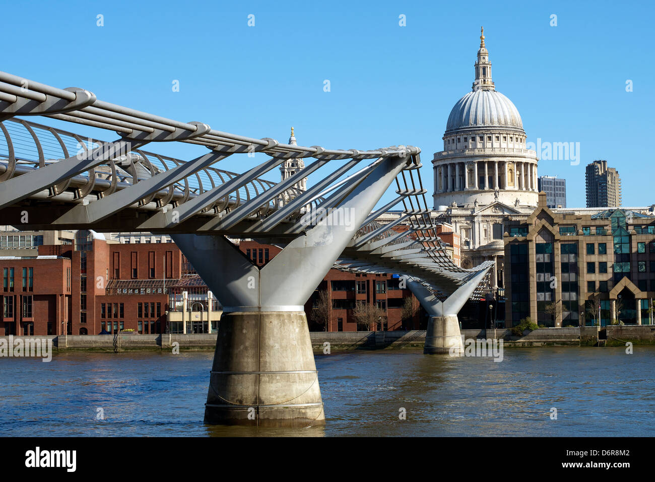 La Cattedrale di St Paul dal Millennium Bridge di Londra centrale su una fine aprile giornata insieme contro un cielo blu chiaro Foto Stock