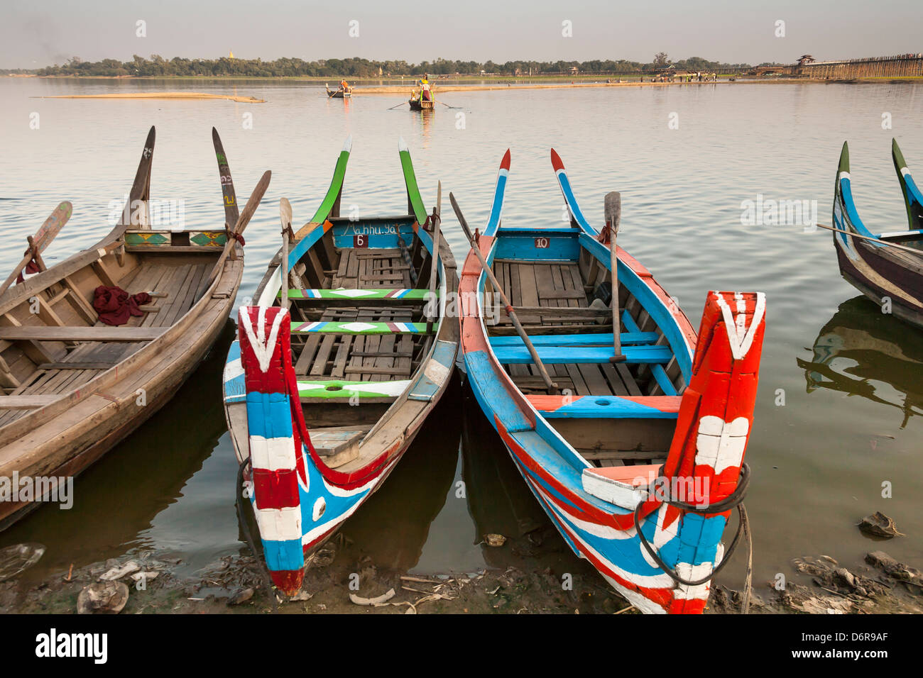 Barche sul lago Taungthaman accanto all'U Bein ponte di legno, Amarapura, Mandalay Myanmar (Birmania) Foto Stock