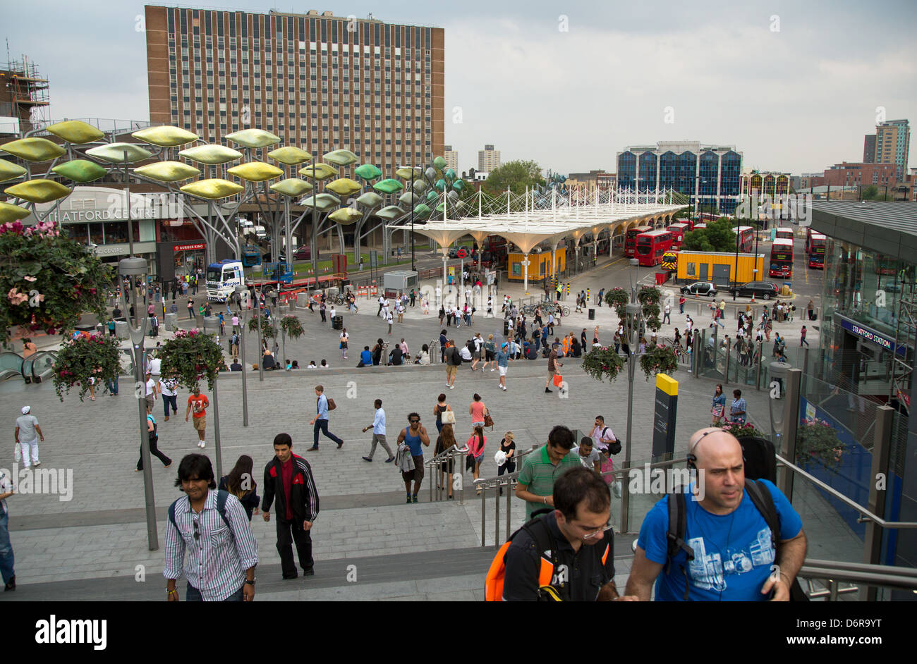 Londra, Regno Unito, e si affaccia su una piazza nel quartiere di Stratford in East End di Londra Foto Stock