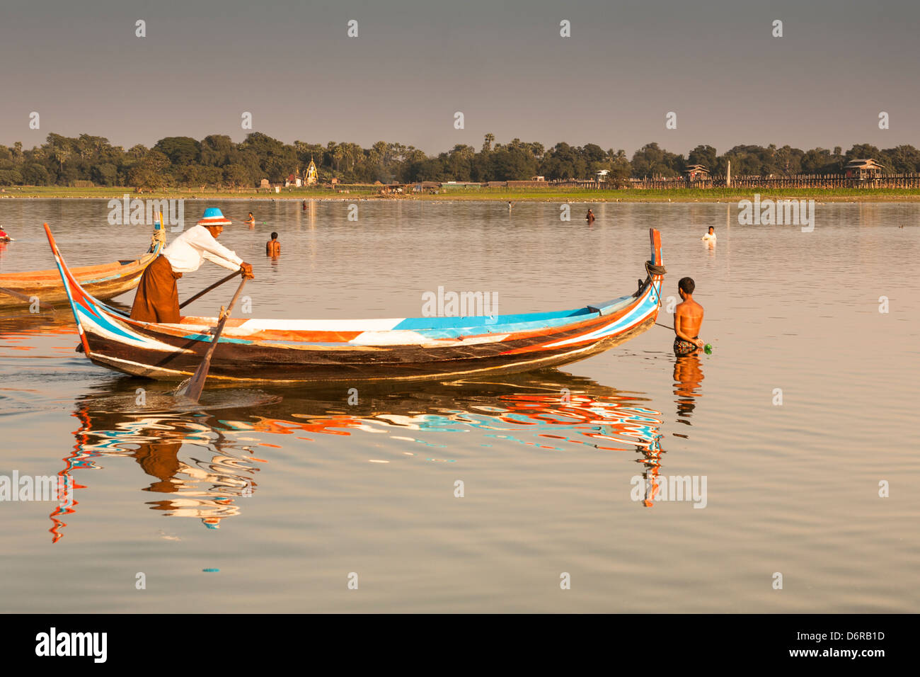 Fisherman canottaggio la sua barca sul Lago Taungthaman, Amarapura, Mandalay Myanmar (Birmania) Foto Stock