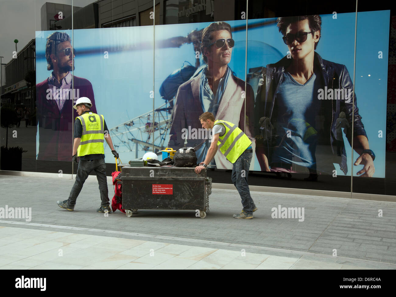 Londra, Regno Unito, artigiani da Albany Interiors Ltd prima il Boss Store Foto Stock