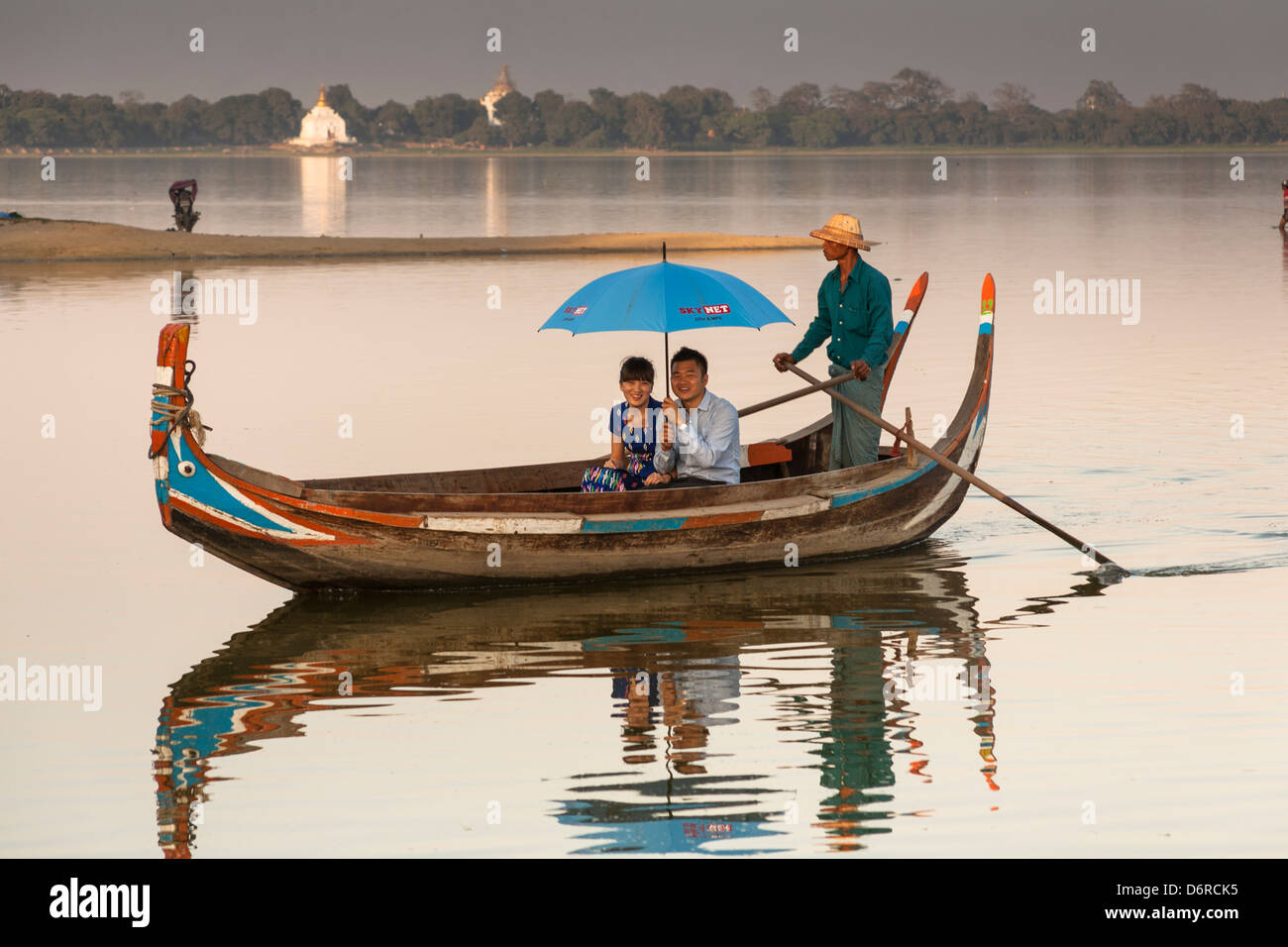 Barcaiolo e turisti in una barca sul Lago Taungthaman, Amarapura, Mandalay Myanmar (Birmania) Foto Stock