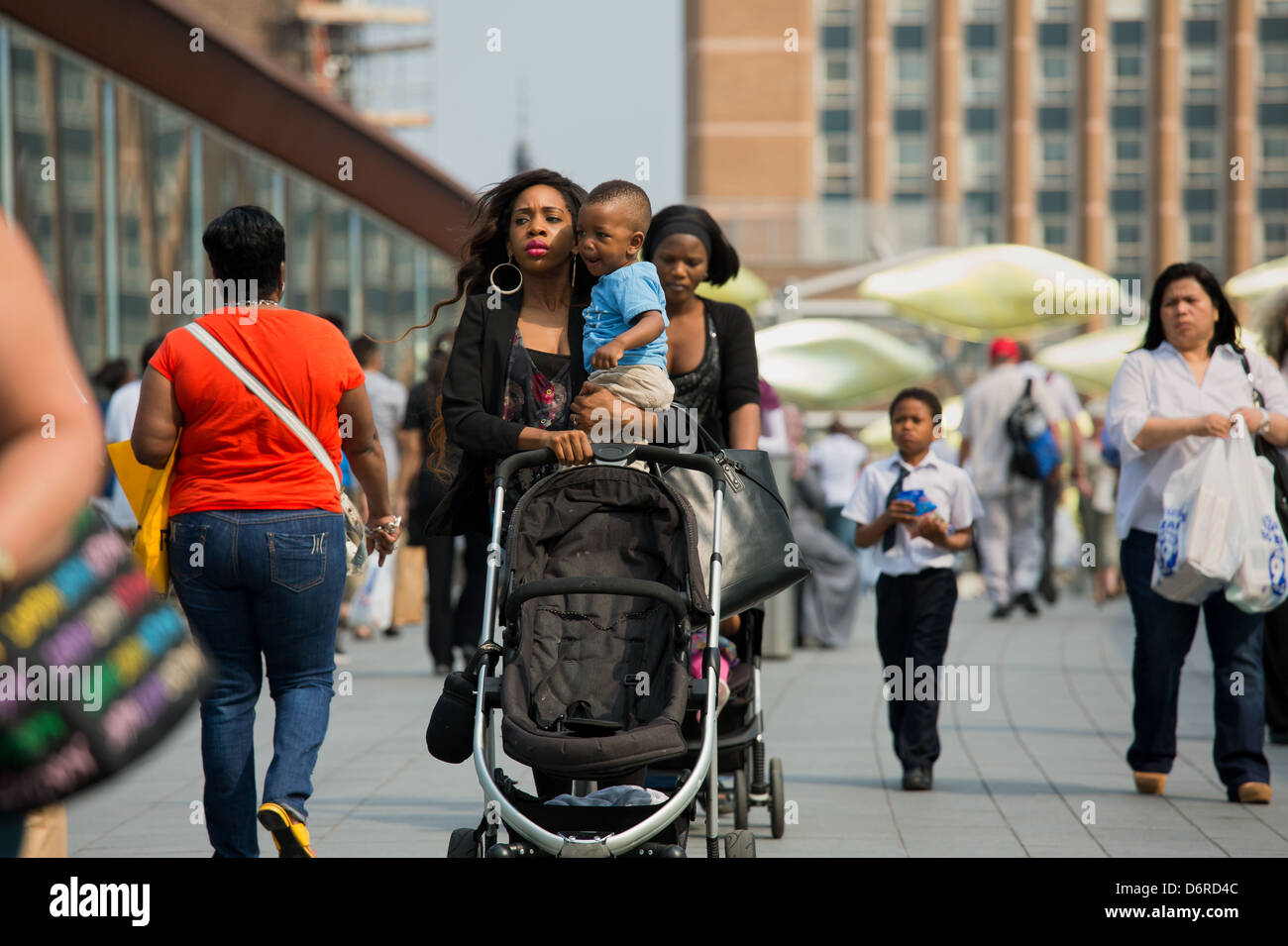 Londra, Regno Unito, ponte pedonale tra il nuovo centro e la parte vecchia di Stratford Foto Stock