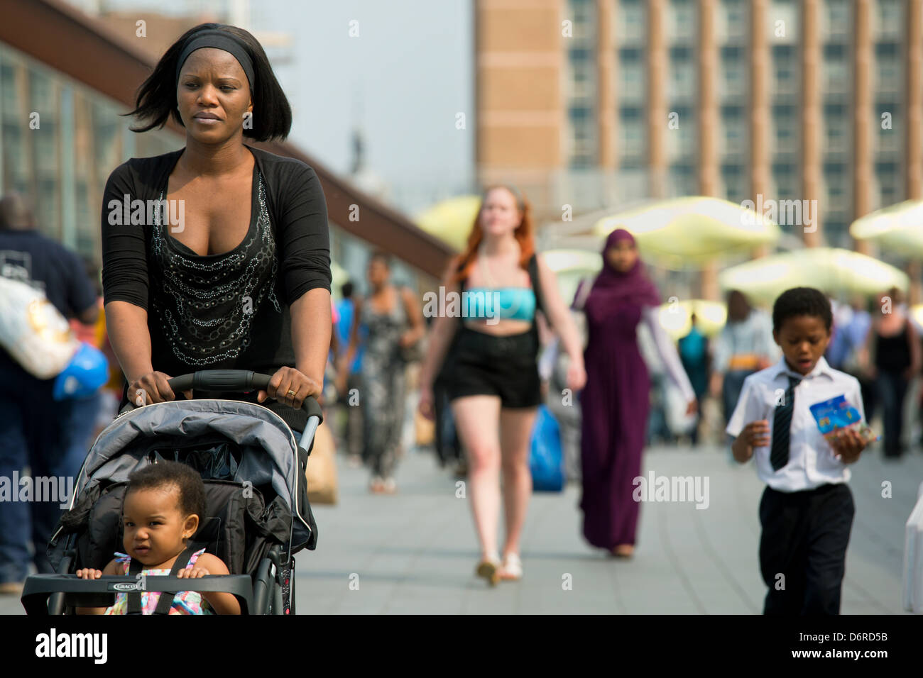 Londra, Regno Unito, ponte pedonale tra il nuovo centro e la parte vecchia di Stratford Foto Stock