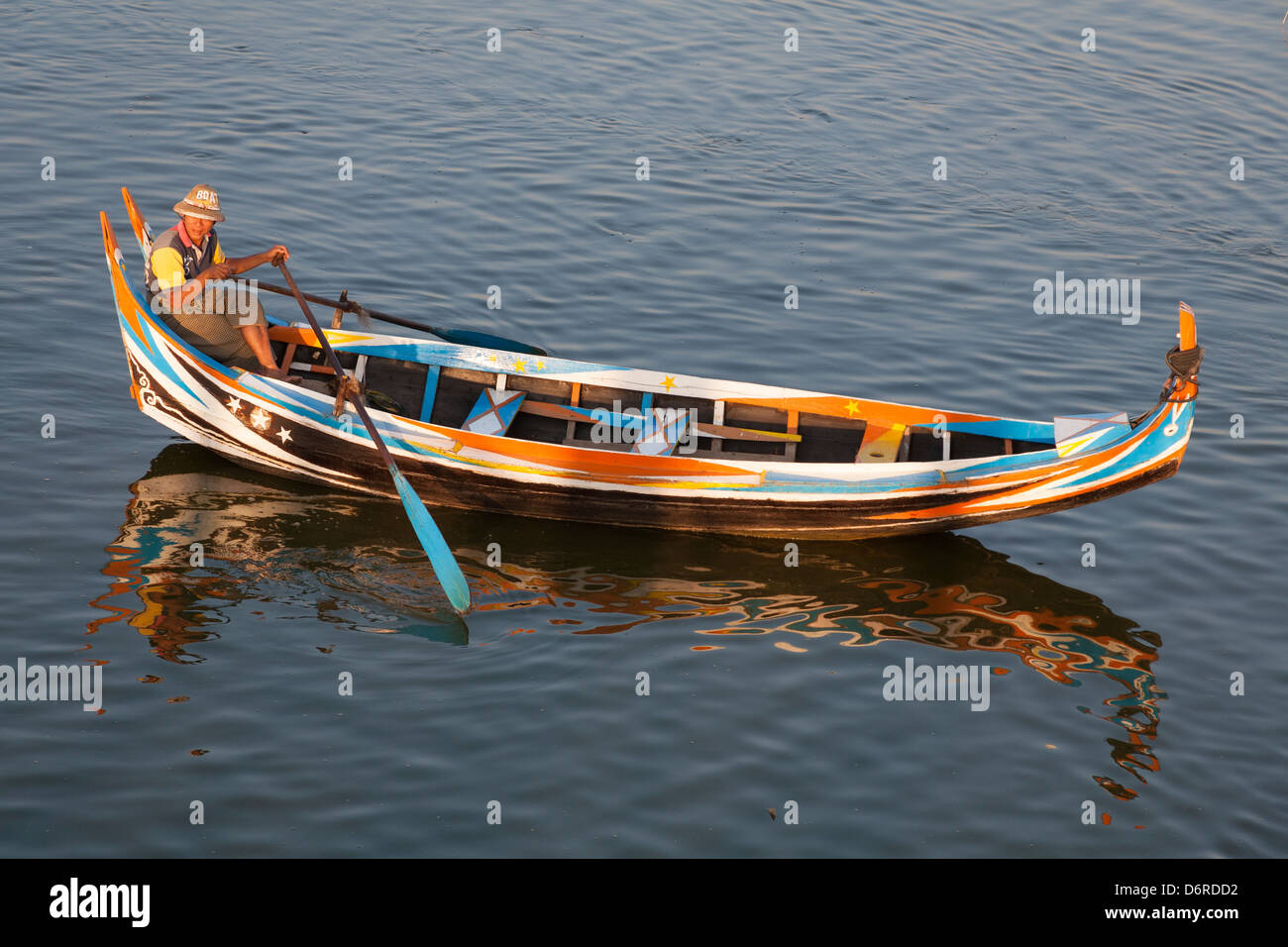 Boatman canottaggio la sua barca sul Lago Taungthaman, Amarapura, Mandalay Myanmar (Birmania) Foto Stock