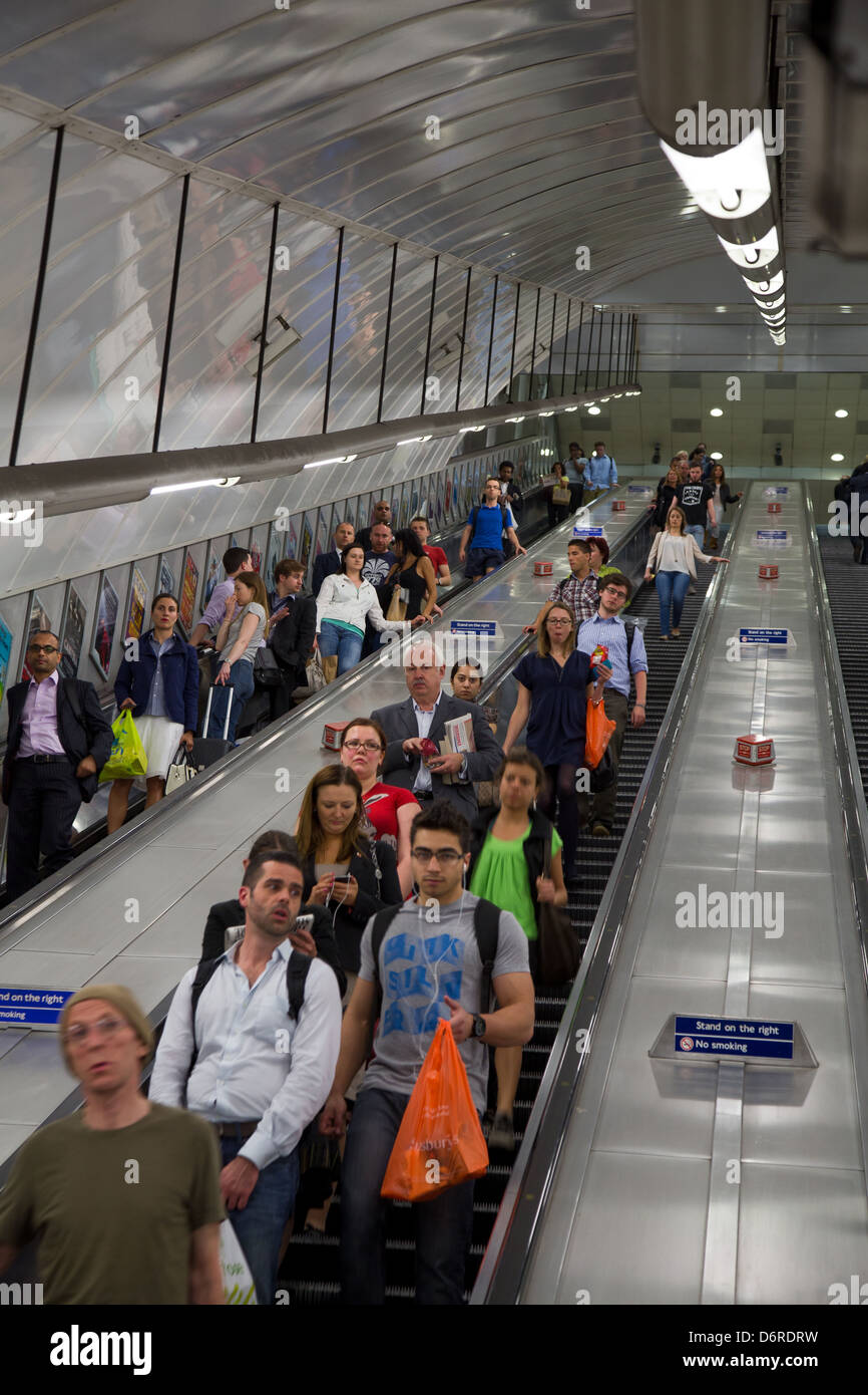 Londra, Regno Unito, scale mobili nella stazione della metropolitana di Holborn nel distretto di Camden Foto Stock