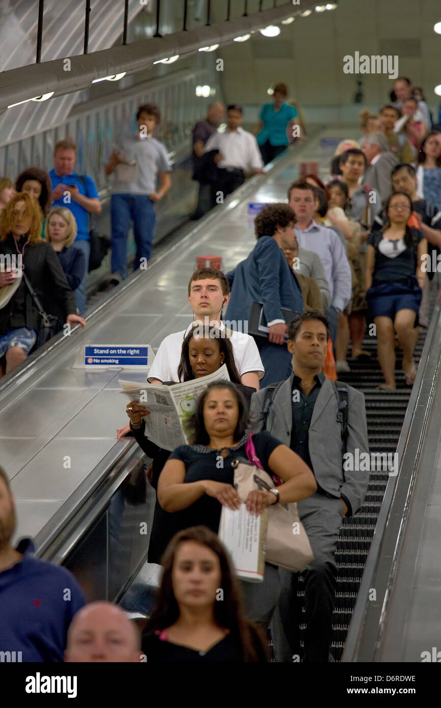 Londra, Regno Unito, scale mobili nella stazione della metropolitana di Holborn nel distretto di Camden Foto Stock