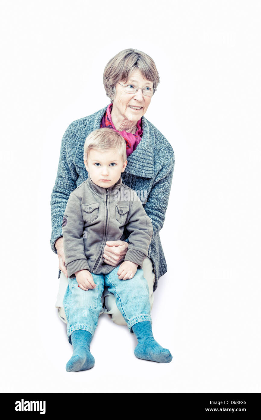 Studio shot di nonna con nipote (4-5). Foto Stock