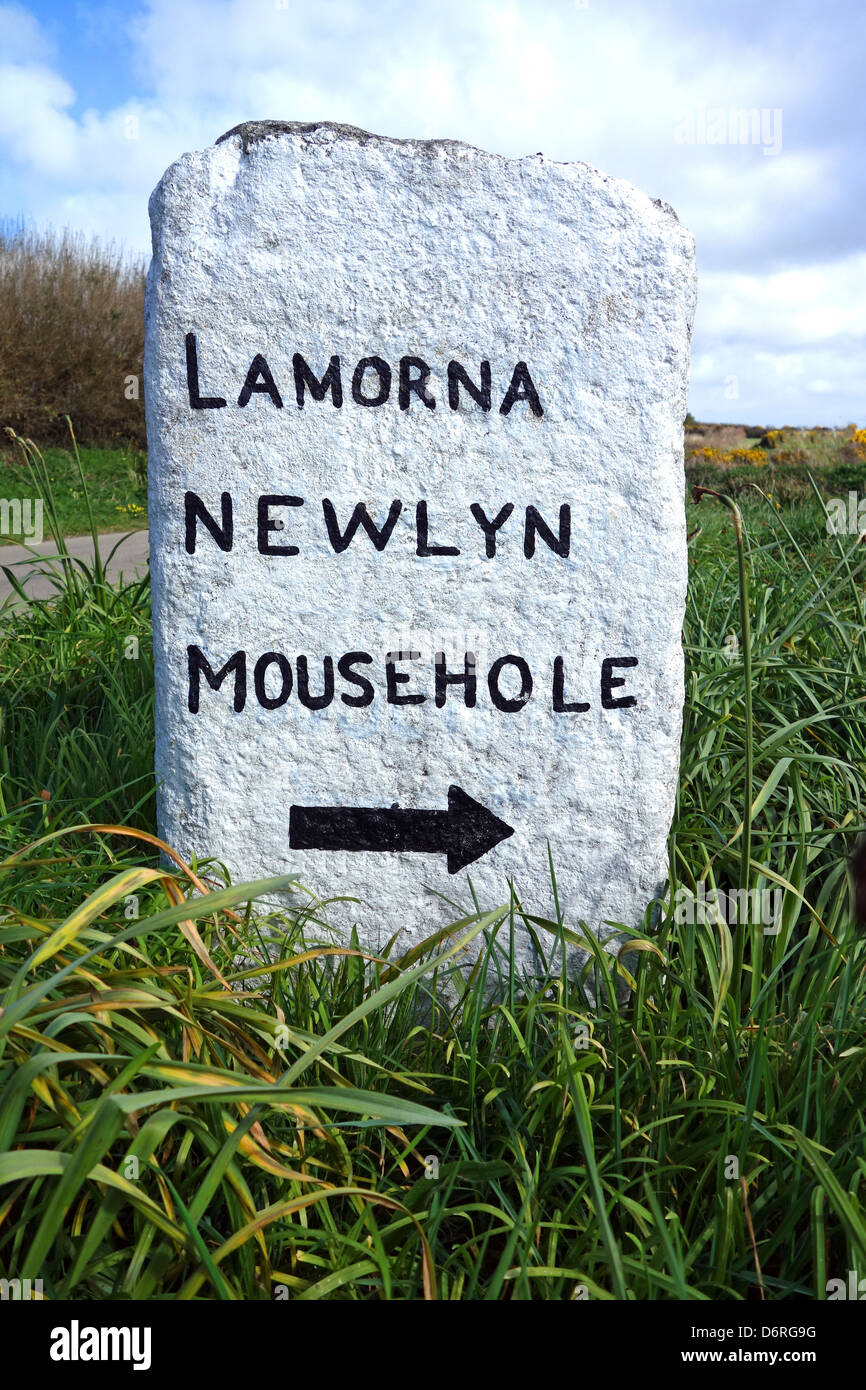 Una vecchia strada di granito direzione sign in Cornwall, Regno Unito Foto Stock
