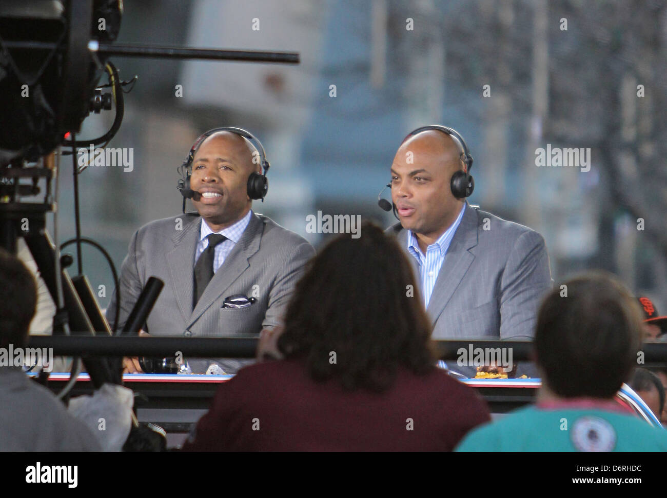 Ex Phoenix Suns player, Charles Barkley (R)-T-Mobile tappeto color magenta al 2011 NBA All-Star Game tenutosi a L.A. Live! - Esterno Foto Stock