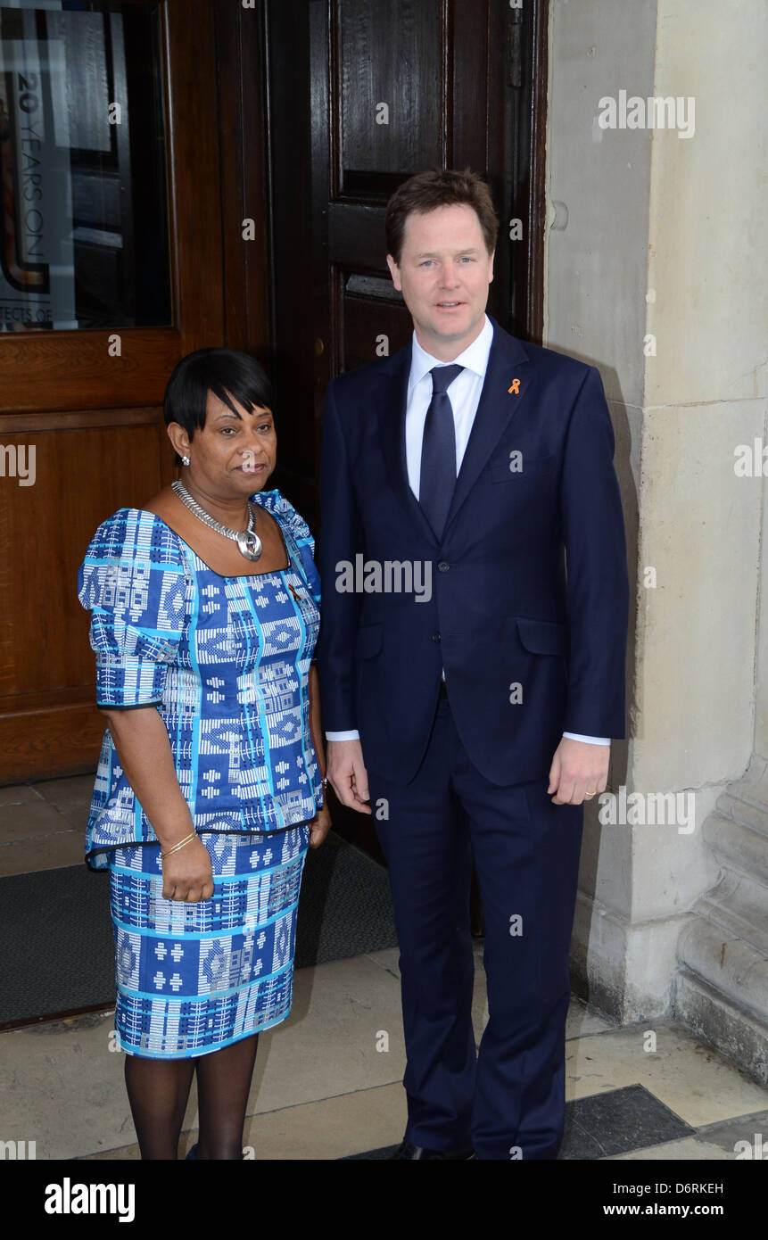 Londra, Regno Unito. 22 aprile 2013: Doreen, Lawrence Nick Clegg frequentare un memoriale di servizio che segna il ventesimo anniversario della morte di Stephen Lawrence che fu fatalmente pugnalato a Londra. Credito: Duncan Penfold/Alamy Live News Foto Stock