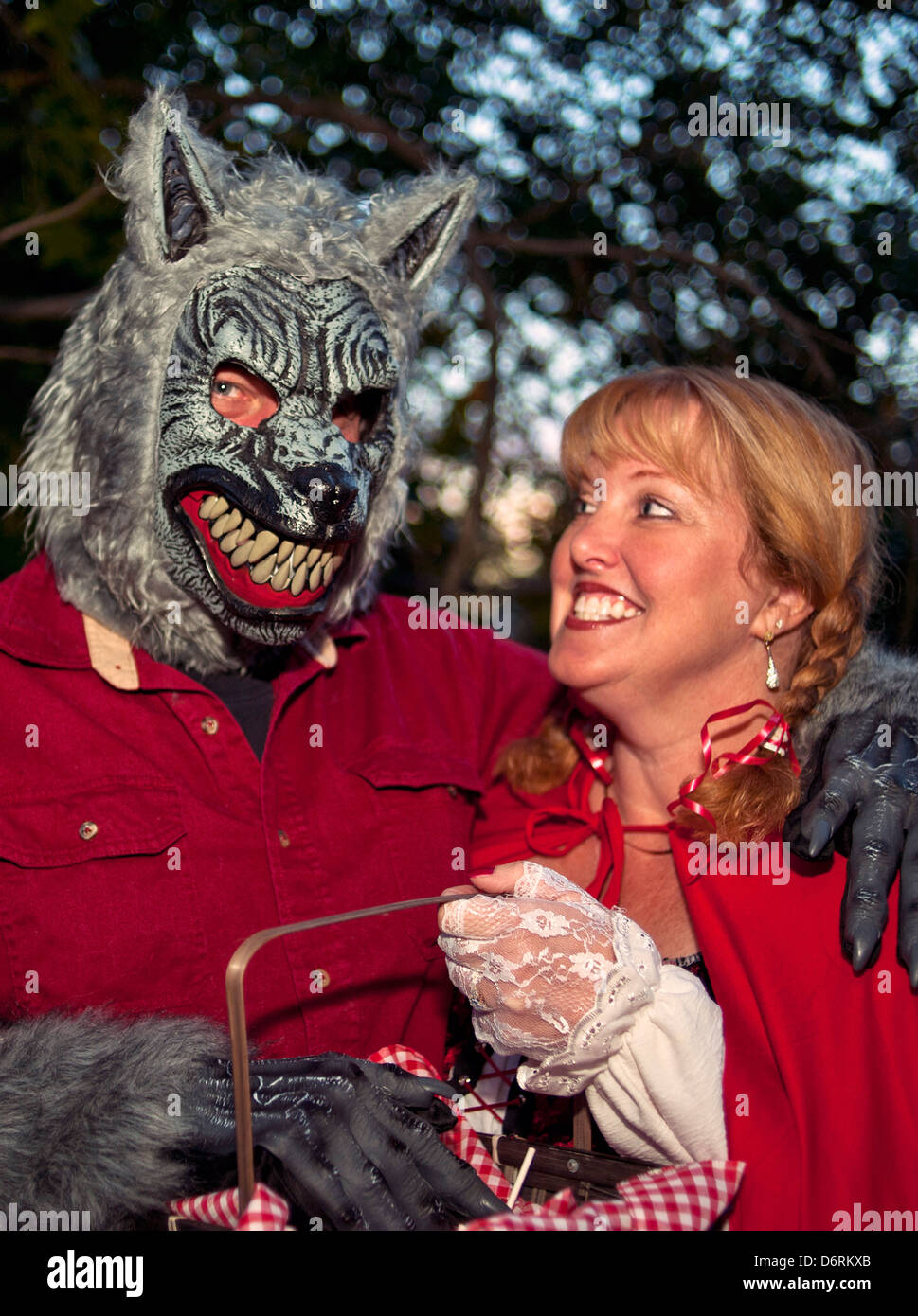 Un giovane in costume come 'Red Riding Hood' e 'Il lupo cattivo" Foto Stock