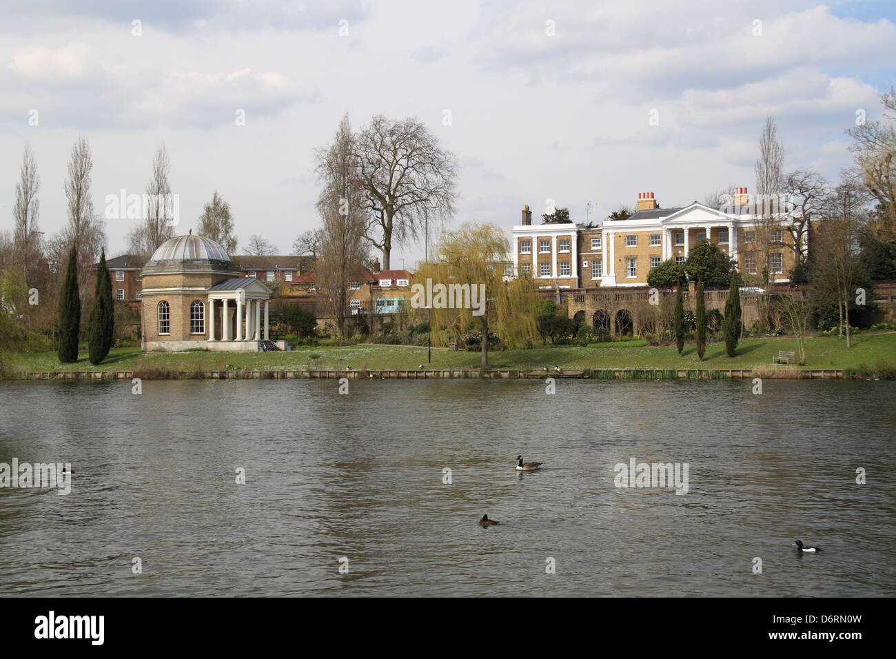 Garrick della Villa e il tempio, Hampton, visto da East Molesey Surrey, Inghilterra, Gran Bretagna, Regno Unito, Gran Bretagna, Europa Foto Stock